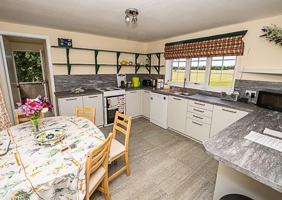 West Lodge 3 Bedrooms, Near Golf Course And River Turriff Bagian luar foto
